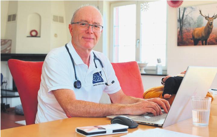 «Bisher wurde die App durch zwölf Familien über mehrere Wochen getestet, bei elf Familien hat das Kind danach besser geschlafen», sagt Kinderarzt Oliver Gemperle. Foto: Janine Tschopp «Bisher wurde die App durch zwölf Familien über mehrere Wochen getestet, bei elf Familien hat das Kind danach besser geschlafen», sagt Kinderarzt Oliver Gemperle. Foto: Janine Tschopp