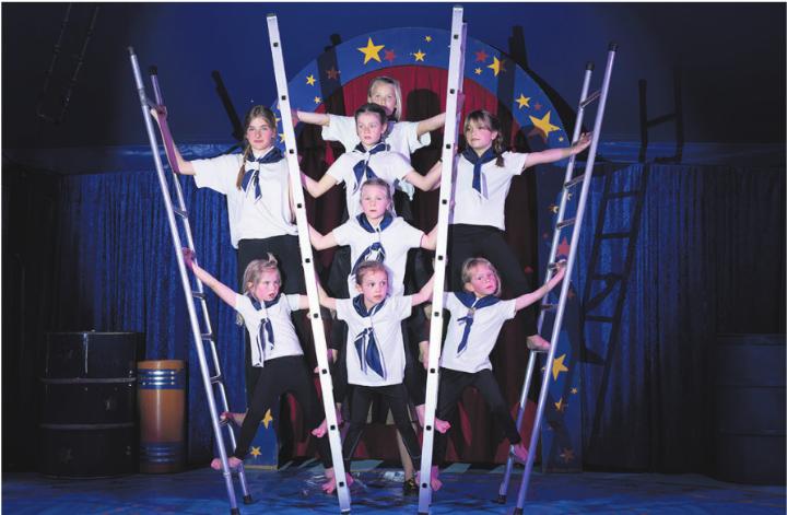 Gemeinsam hoch hinaus: Bei der Leiterakrobatik zeigen die Kinder eindrücklich, wie viel Vertrauen und Teamarbeit in ihnen steckt. Foto: zVg