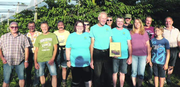 Die prämierten Kirschenproduzenten: Urs Leimgruber (hintere Reihe, links), Gipf-Oberfrick, Hansruedi und Zita Burkart, Obermumpf, Urs Baur, Egliswil, Gregor Rehmann, Kaisten, Andreas Seeholzer, Künten, Thomas Widmer Oftringen; Präsident Aargauer Obstverband Andy Steinacher (2. Rang, vordere Reihe, links), Schupfart, Ruedi Obrist, Hettenschwil, sowie die Jahressieger 2025, die Betriebsgemeinschaft Beatrice und Urs Zeder, und Reto und Sarah Erne mit Sohn Florian, Schlatt, Leuggern. Foto: zVg