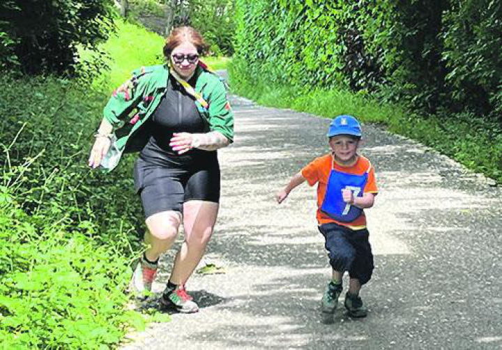 Leiterin und Wölfli zusammen unterwegs. Foto: zVg