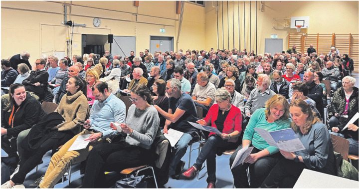 Reges Interesse: An der Kaiseraugster Gemeindeversammlung, an der 226 Stimmberechtigte teilnahmen, ist viel diskutiert worden. Foto: Valentin Zumsteg