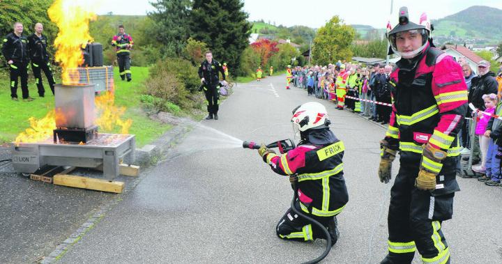 Löschangriff: konventionelles Feuerwehrhandwerk präsentiert. Foto: Paul Roppel