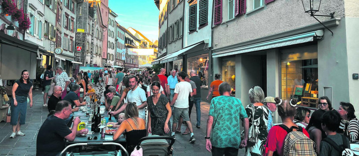 Feiern in den Gassen: Die Usestuehlete lockte viele Leute in die Rheinfelder Altstadt. Foto: Valentin Zumsteg