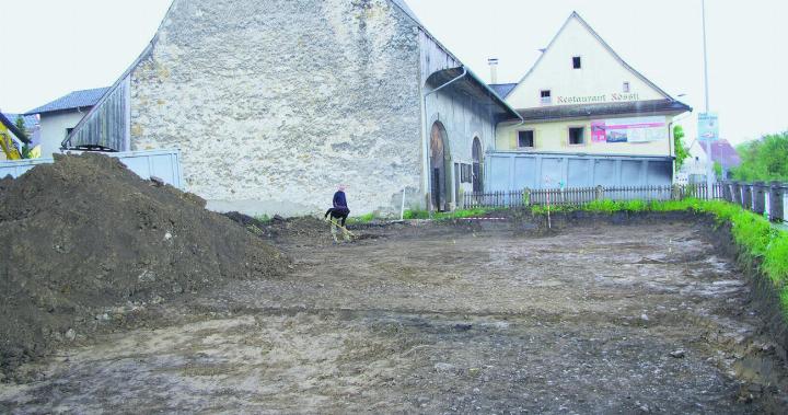 Schicht für Schicht: Der Blick auf den abgetragenen Boden beim Rössli-Areal gab 2017 ein Stück Dorfgeschichte preis. Dort steht mittlerweile ein Neubau. Fotos: Archiv NFZ