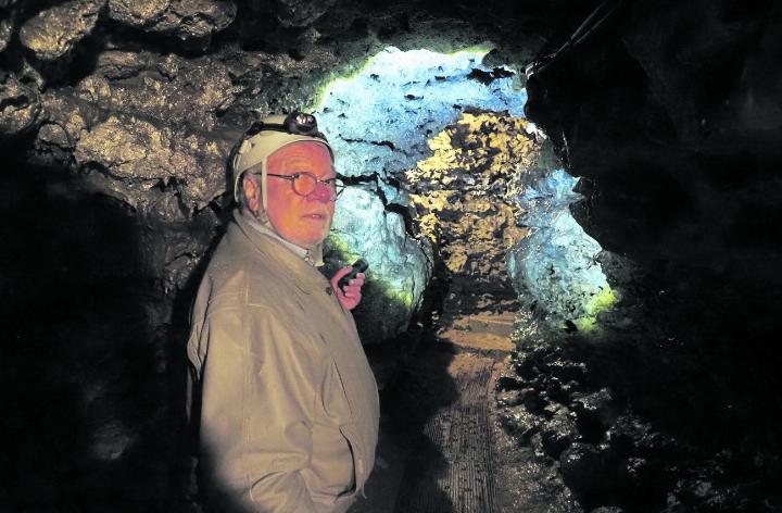 Werner Lust weisst darauf hin, dass der Eingangsbereich der Höhle eine nasse Tropfsteinhöhle ist. Das kalkhaltige Wasser tropft von der Decke und sammelt sich in kleinen Pfützen. Fotos: Boris Burkhardt