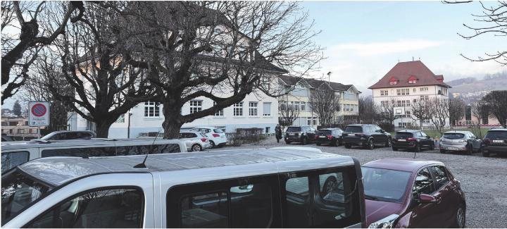 War der Lehrerparkplatz am Theilerweg voll (Bild), wichen Eltern teils auf private Parkfelder aus. Foto: Simone Rufli