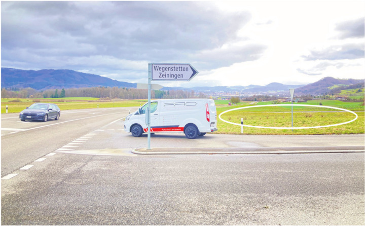 Hier münden Autofahrer in die Landstrasse ein. Bis vor ein paar Tagen nahm die Hecke den Automobilisten die Fernsicht und lenkte stattdessen den Fokus auf den unmittelbaren Strassenbereich – Unbekannte brachten sie nun zu Fall. In diesem Bereich (weisse Markierung) stand die Hecke. Foto: Ronny Wittenwiler