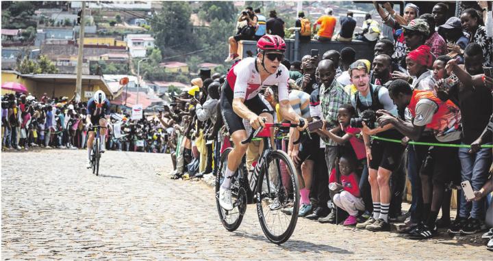 Fabian Weiss unterwegs auf den Strassen von Ruanda. Foto: Arne Mill & Frontalvision