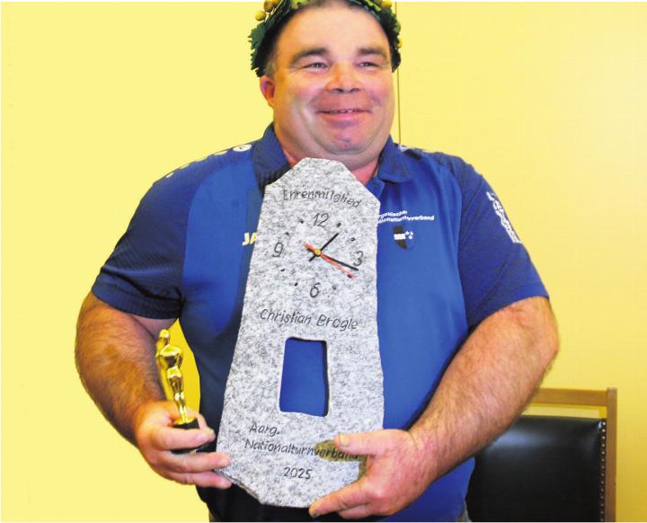 Christian Brogle freut sich über die Ernennung zum Ehrenmitglied bei den Nationalturnern. Foto: Hans Zemp