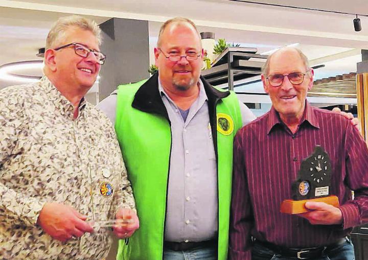 Präsident Martin Leuenberger (Mitte) konnte die beiden Aktivmiglieder René Leuenberger (links) und Marcel Schmid für ihre langjährige Vereinsmitgliedschaft ehren. Foto: zVg
