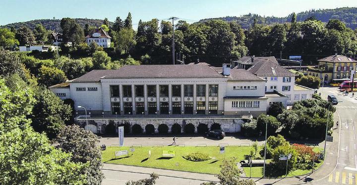 Hinter und neben (links) dem Bahnhofsaal soll die neue Überbauung realisiert