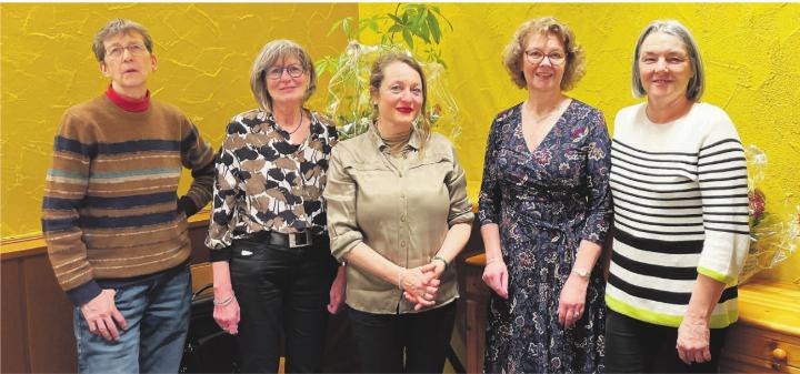 Neumitglied Vreni Basler, Ehrenmitglied Annarös Petermann, die neue Chorleiterin Karen Haverbeck, die abtretende Dirigentin Hiltrud Krack und das neue Vorstandsmitglied Annelies Oeschger (von links). Foto: Urs Boutellier