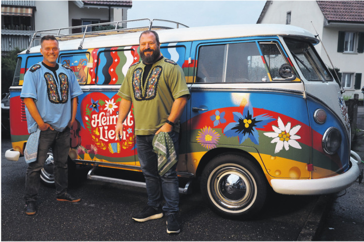 Da haben sich zwei gefunden: Die beiden Musiker «Schibä» Andreas Scheiben (links) und Marc Waldmeier werden bald mit der neuen Schweizer Musikformation «Heimatliebi» unterwegs sein. Foto: Janine Tschopp