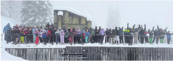 WALLBACHER SKILAGER – EINE TIEFSCHNEEKRISE Das Wallbacher Skilager startete mit möglich war. Am Mittwoch ging es Schlitten. Es folgte noch ein toller Skisehr viel Schnee, so dass die ersten zwei endlich auf die Piste und am Donnerstag, bevor es wieder zurück ins Fricktal Tage kein Ski- oder Snowboardfahren tagnachmittag auch noch auf die ging. (mgt)