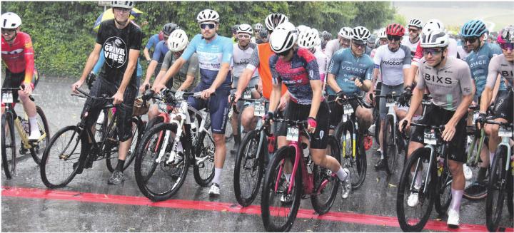 Der Gewitter-Regen zu Beginn hielt die Radsportler nicht vom Start ab (links). Die dreifache Marathon-Schweizermeisterin Irina Lützelschwab (Wallbach) war bei den Frauen die schnellste beim Gravel-Rennen von Laufenburg. Fotos: August Widmer