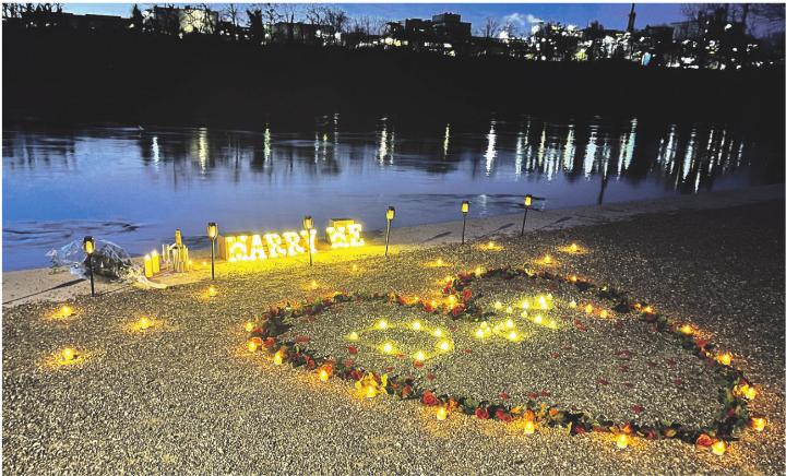 Romantisches am Rhein: Kürzlich hat ein junger Mann seine Angebetete in Rheinfelden überrascht. Sie soll Ja gesagt haben. Foto: Valentin Zumsteg
