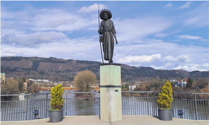 Der heilige Fridolin, Namenspatron der Rheinbrücke, verbindet das schweizerische Fricktal mit dem deutschen Bad Säckingen. Fotos: Petra Schumacher