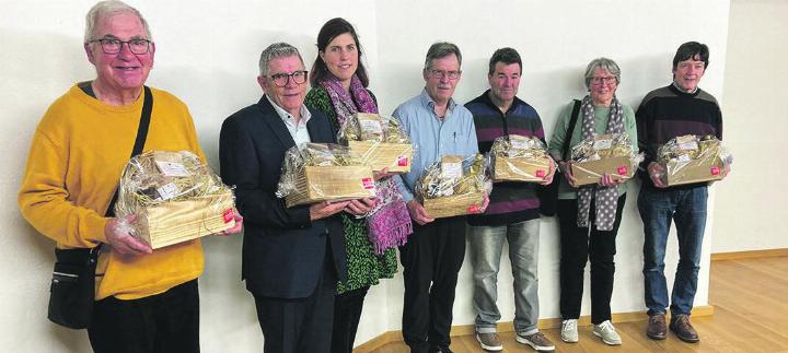 Die verabschiedeten Behörden- und Kommissionsmitglieder von links: Urs Bürgi (Kulturkommission), Christian Probst (Gemeindeammann), Jeannine Menet (Gemeinderätin), Alex Birri (Stimmenzähler), Willi Hüsser (Stimmenzähler), Elisabeth Glaser (Kulturkommission) und Walter Müller (Stimmenzähler). Foto: zVg