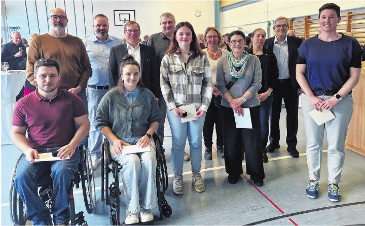 Die erfolgreichen Sportlerinnen und Sportler (auf dem Bild fehlt Fiona Kitanovic); hinten: die Gemeinderäte von Mettauertal. Foto: Bernadette Zaniolo