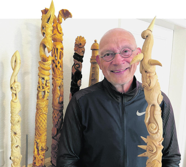 «Die Arbeit an den Holzstäben ist sehr zeitintensiv. An manchen schnitze ich drei bis vier Monate», erklärt Samuel Bächtold. Foto: Valentin Zumsteg