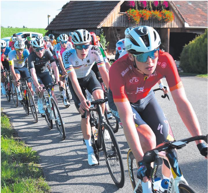Der GP Rüeblilandtross in idyllischer Umgebung unterwegs. Vorne der letztjährige Gesamtsieger Karl Herzog (Deutschland). Fotos: zVg