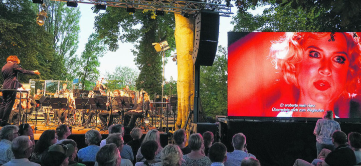 Die kokette Mörderin und Showsängerin Roxie im live vertonten Musical-Film «Chicago». Fotos: Edi Strub