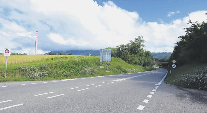 Auf der Laufenburgerstrasse zwischen Doppelspurkreisel in Eiken und Smiley-Kreisel in Sisseln wird der neue Knoten Richtung Sisslerfeld-Areal realisiert. Foto: Susanne Hörth