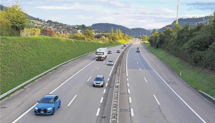 Die A3 bei Oeschgen, links vorne der Frickberg.
Foto: Simone Rufli