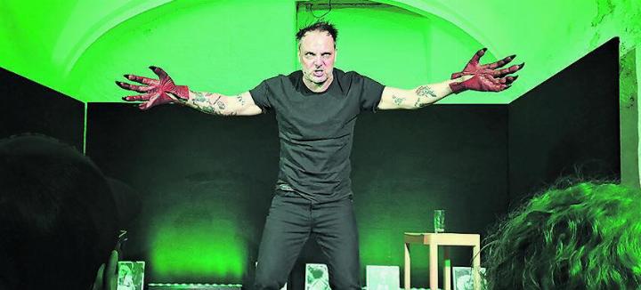 Dominic Deville brillierte in Frick mit seiner Spielfreude und seinem bitterbösen Humor. Foto: Petra Schumacher