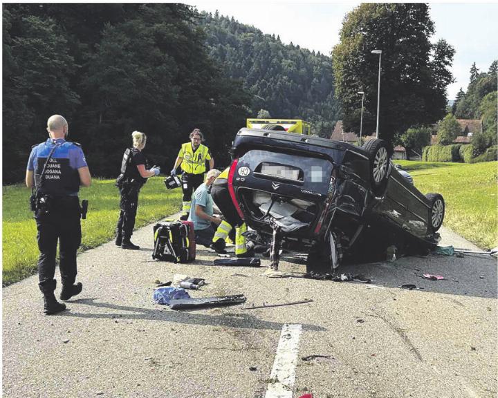 Der Fahrzeuglenker verletzte sich beim Selbstunfall und wurde zur Kontrolle ins Spital gebracht. Foto: zVg