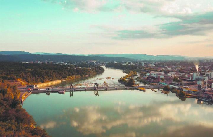 Auch die positive Wasserführung des Rheins zum Jahresende trug zu einer Verbesserung des Geschäftsergebnisses bei. Blick auf das Wasserkraftwerk in Rheinfelden in Richtung Westen. Foto: zVg