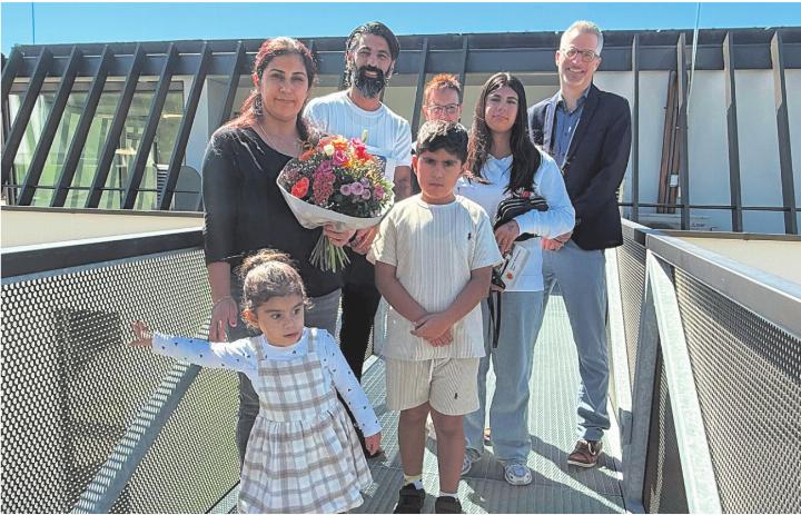 Rahime und Bilal Apaydin mit ihren Kindern Asmin, Mervan und Lorin sowie die stellvertretende Gemeindeschreiberin Judith Berger und Gemeindeammann Oliver Brem. Foto: Susanne Hörth