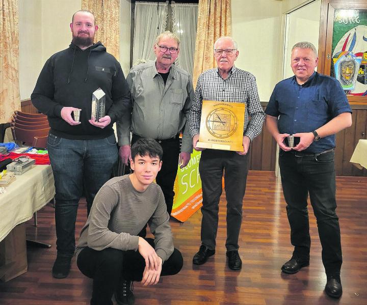 Dario Schärer (von links), Jungschütze Lorenzo Milone, Christoph Derrer, Karl Plüer und Ralf Dietwyler. Foto: zVg