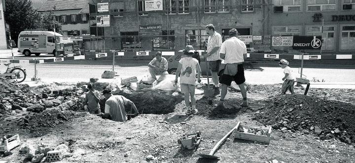 Die freiwilligen Bodenforscher beim Ausgraben der spätmittelalterlichen Keller an der Hauptstrasse 71/73. Fotos: zVg von der Kantonsarchäologie Aargau