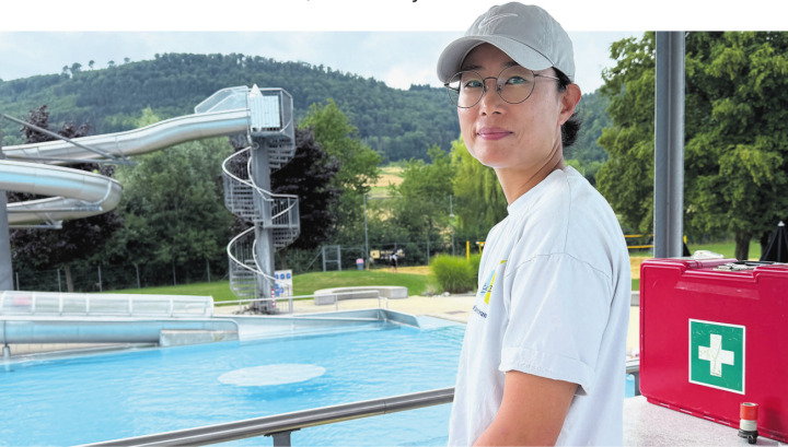 An zwei Morgen in der Woche arbeitet Miyeon Cho als Badmeisterin in Frick. Foto: Simone Rufli
