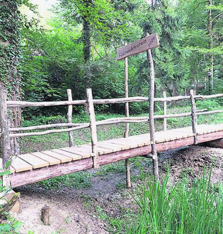 Die erneuerte Holzbrücke beim Rundweg um den Weiher. Foto: zVg