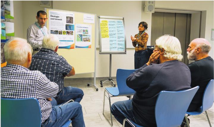 Mit Diagrammen und allerlei Karten wurden die Teilnehmer des Bevölkerungsdialogs über Einzelheiten des Projekts informiert. Foto: Edi Strub