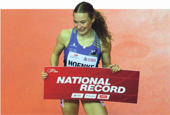 Fabienne Hoenke gewinnt Gold in neuer U23-Rekordzeit. Fabienne Hoenke gewinnt Gold in neuer U23-Rekordzeit.