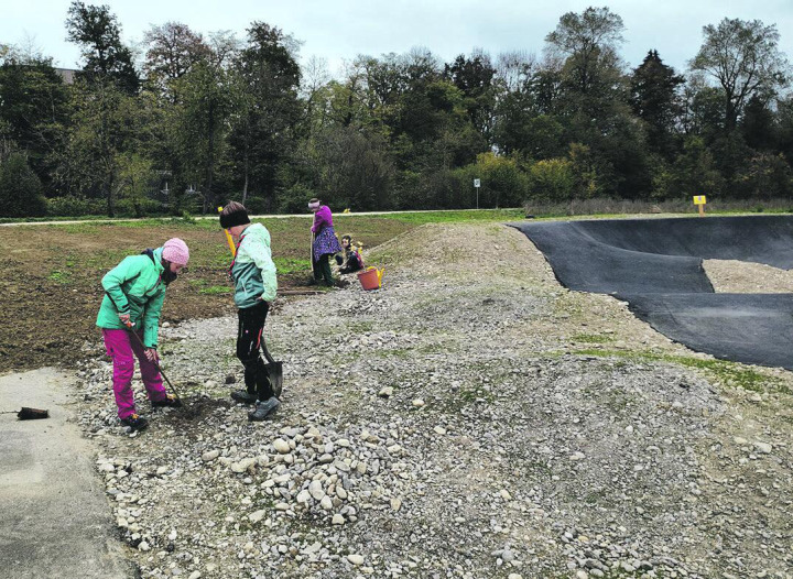 Beim neuen Pumptrack werden Bäume gepflanzt. Foto: zVg