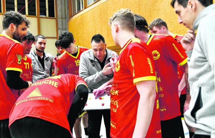 Welchen Plan hecken Möhlins NLB-Handballer aus, um den Schweizermeister Kadetten Schaffhausen im Cup ein bisschen ärgern zu können? Foto: Andrea Roth