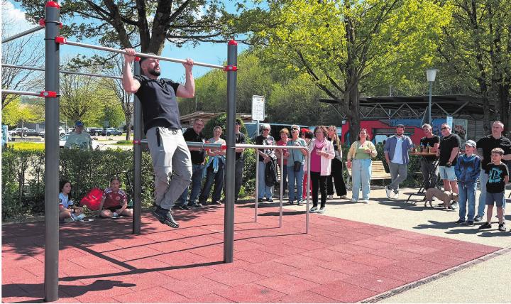 Resul zeigt, welche Übungen an der Stangen-Anlage möglich sind. Foto: Susanne Hörth