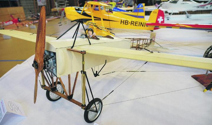 Modell einer Blériot XI. Eine Nachbildung des berühmten Flugzeugs, mit dem die erste Überquerung des Ärmelkanals gelang.