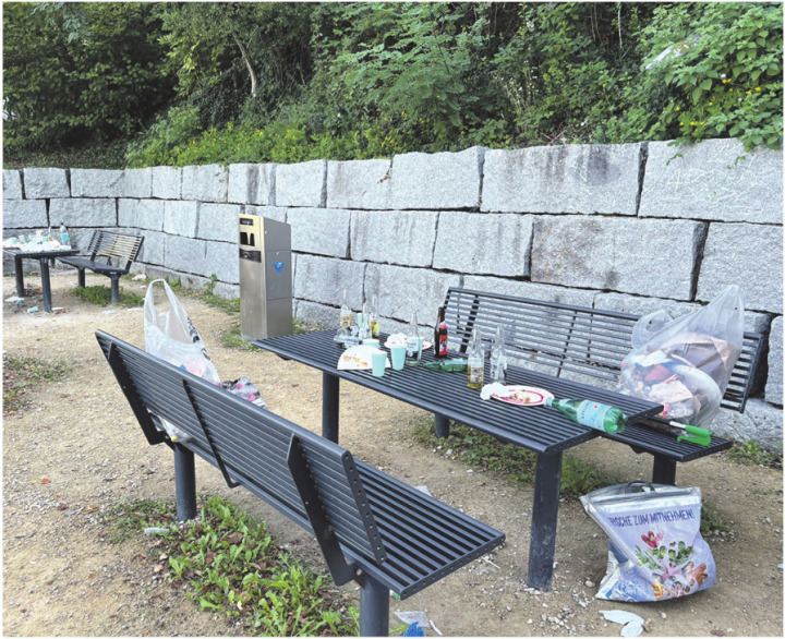 Die Hinterlassenschaften auf dem Grillplatz zeugen von Festivitäten am Vorabend.