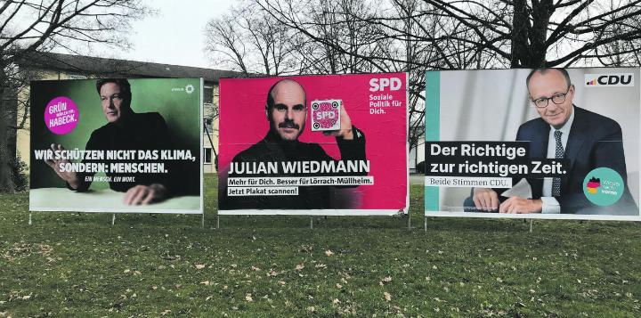 Die Parteien mit einer Chance auf eine Regierungsbildung auf Wahlplakaten in Rheinfelden (D). Foto: Boris Burkhardt