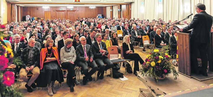 Stadtammann Franco Mazzi konnte rund 500 Gäste im Bahnhofsaal begrüssen. Foto: Markus Raub