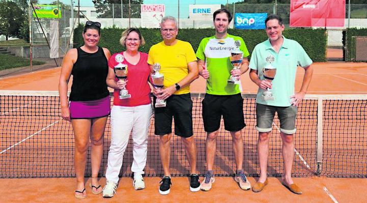 Laufenburger Stadtmeister (von links): Stefanie Kym, Siegerin im Trosttableau Damen, Doppel-Stadtmeisterin Fabienne Stanek (Damen Einzeln und Mixed), David Stanek (Mixed), Marco Komiatszegi (Herren Challengegroup) und Patrick Waldmeier (Herren Champions). Foto: zVg