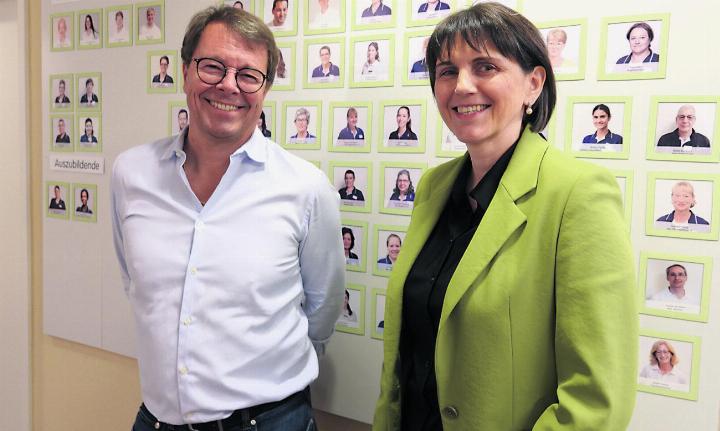 Markus Bisig und Sabine Eglin sind sehr zufrieden mit der Entwicklung der Salina Rehaklinik. Foto: Valentin Zumsteg