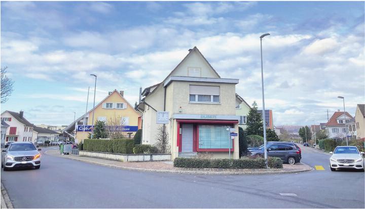 Die Gemeinde fühlt den Puls zu Tempo 30. Im Moment gilt Tempo 50. Das Bild zeigt die Bahnhofstrasse (links) und die Eschenmattstrasse (rechts). Foto: Ronny Wittenwiler