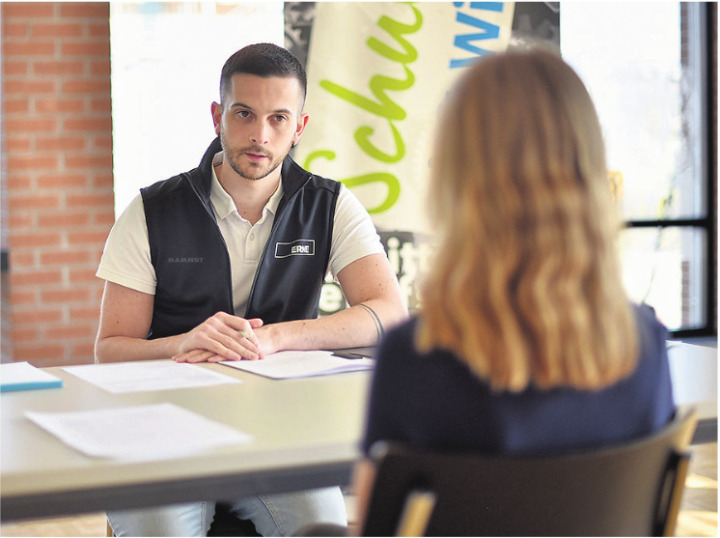 Giuseppe Ferrara (Erne AG) bei einem Übungsbewerbungsgespräch mit einer Schülerin.