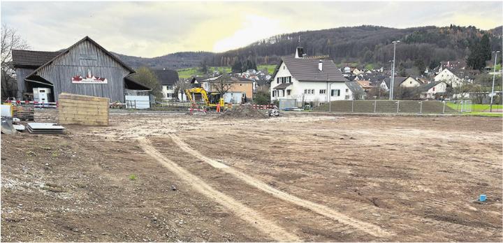 Hier wird in den kommenden zwei Jahren das neue Zeininger Mehrzweckgebäude entstehen. Foto: Janine Tschopp